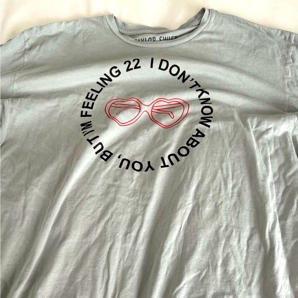 Taylor Swift official  Red era “22” tee shirt!! New in bag size 2X - Picture 1 of 3